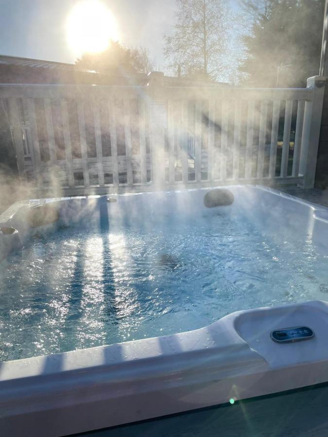 Gleneagles Lodge With Hot Tub York Eksteriør bilde